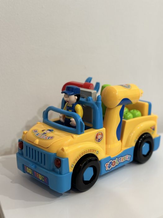 Машина-конструктор із інструментами