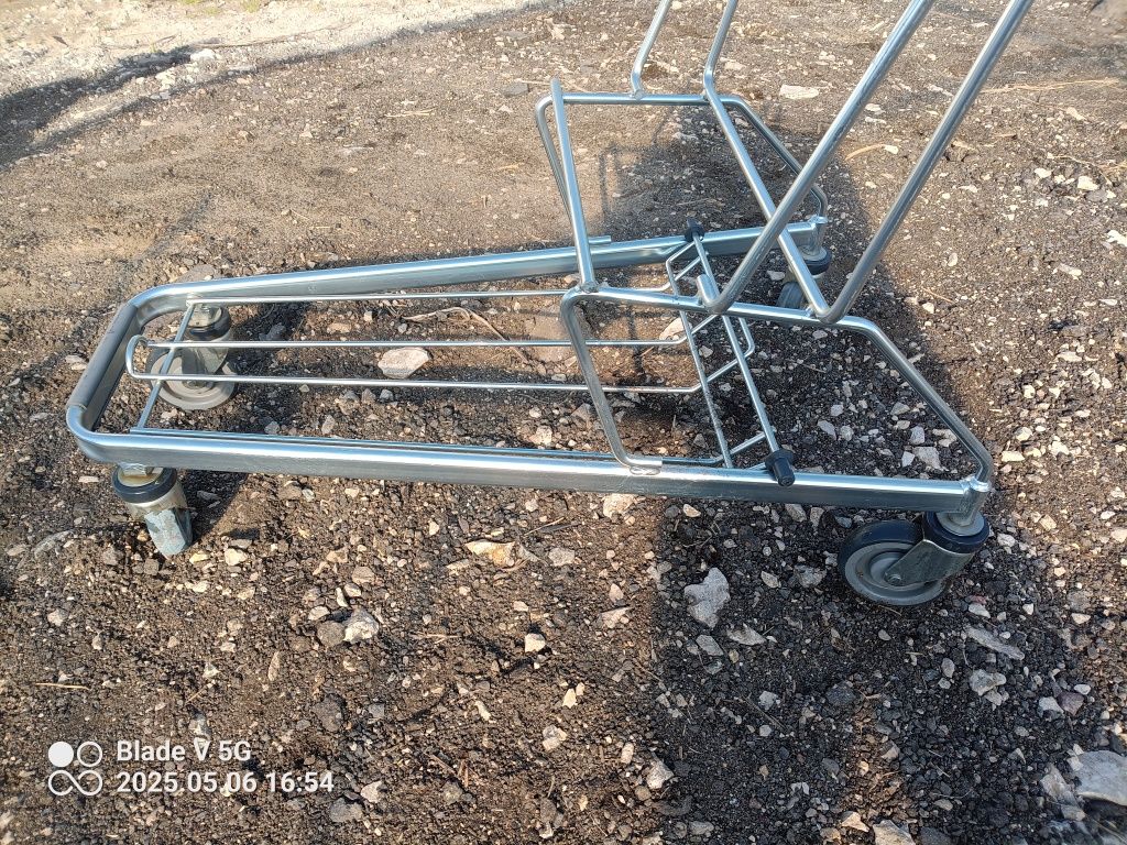 Platforma metalowa na kółkach wózek