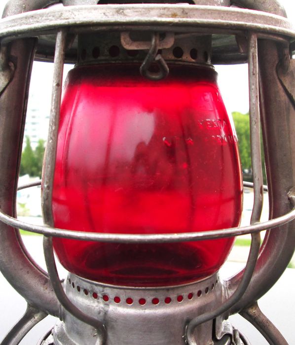 Antiga Lanterna a Petróleo com Vidro VERMELHO para uso NÁUTICO