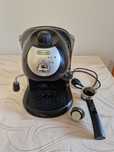 Ekspres kolbowy do kawy ze spieniaczem DeLonghi EC201CD.B