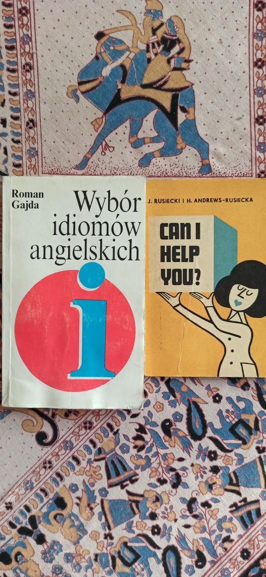 Książeczka Can I Help You i Wybór idiomów angielskich.