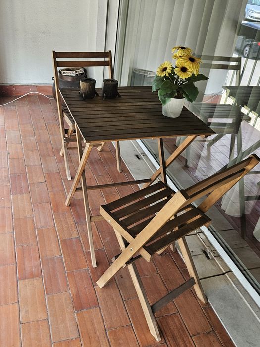 Vendo 2 cadeiras e mesa