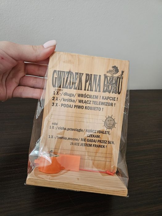 Gwizdek pana domu śmieszny prezent
Zawiera gwizdek i drewnianą tablic