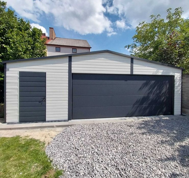 Nowoczesny garaż blaszany 12x6m z bramą segmentową wnęką oraz wiatą