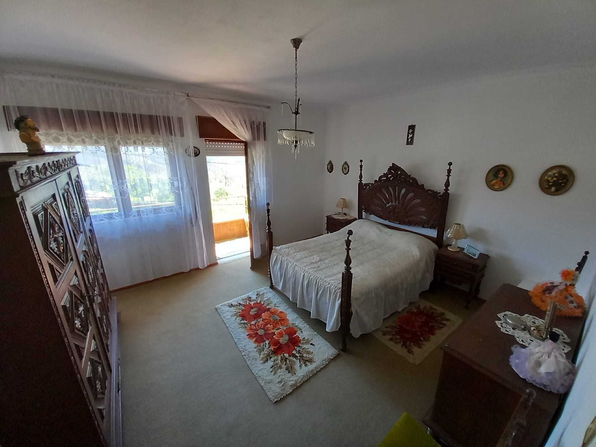 V4 + 2 Geminada com vista desafogada para a montanha