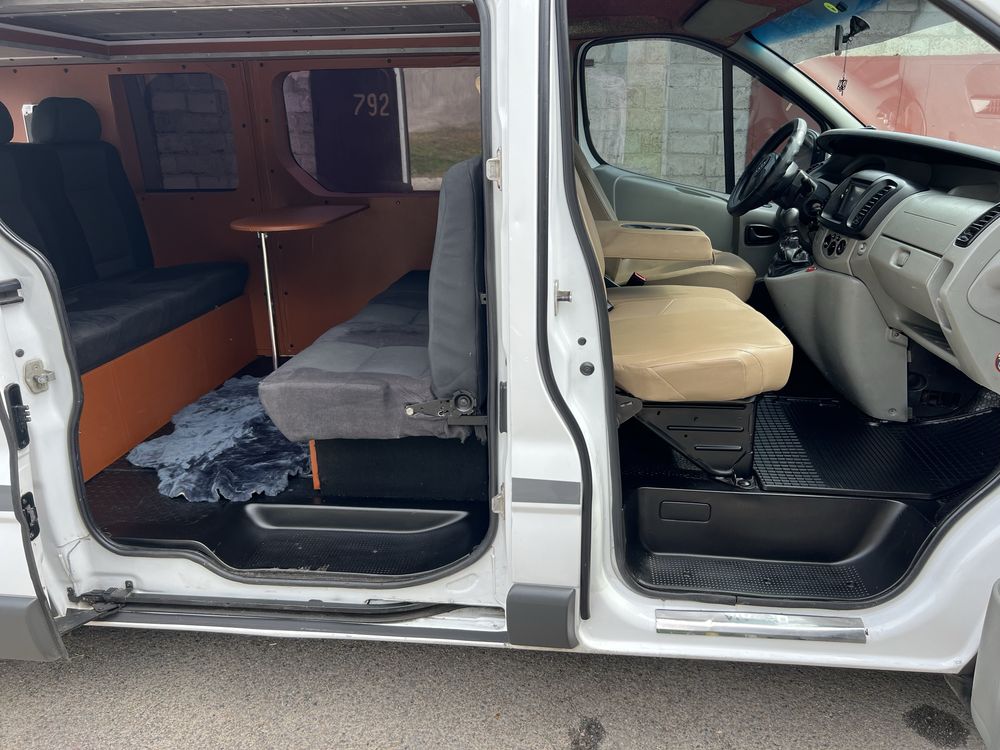 Opel Vivaro Long пассажир 9 мест , 2.0 мотор , 6 ступка ,