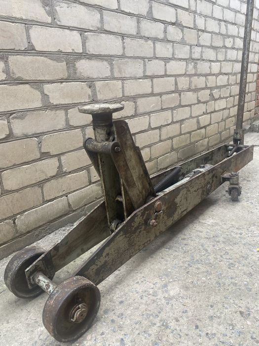 Продам  б/у домкрат подкатный 10 т