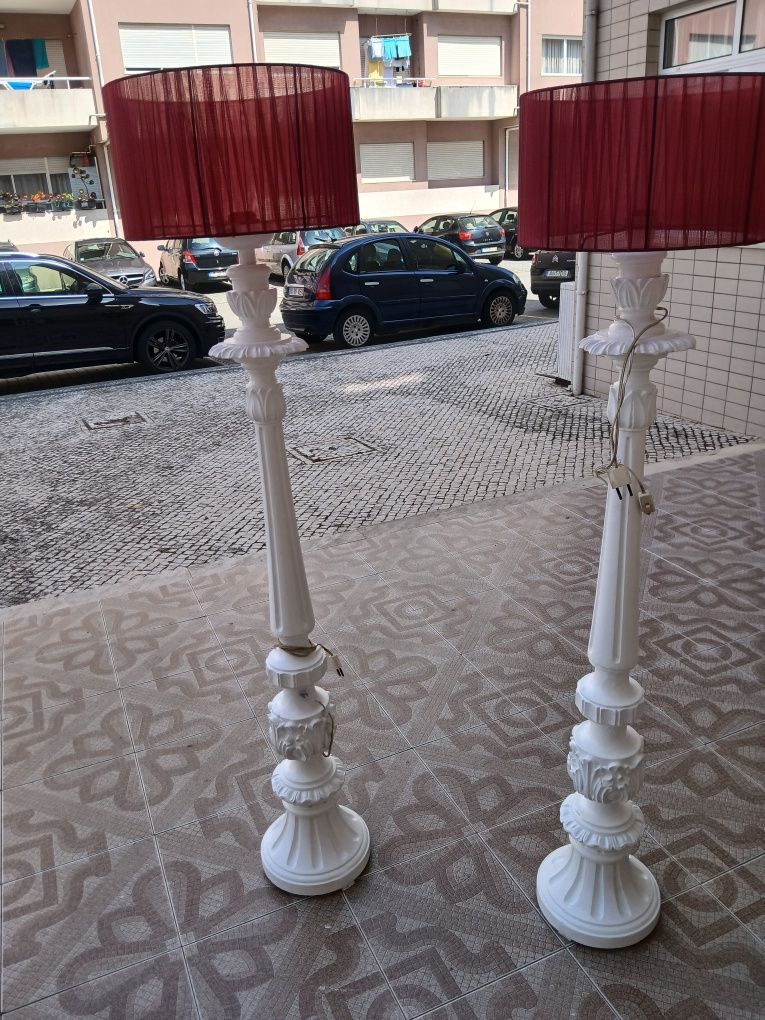 Candeeiros de pé  em madeira