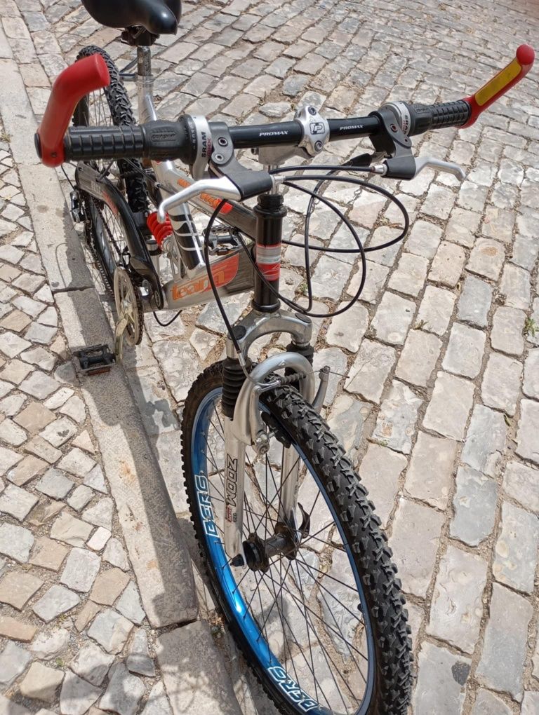 Bicicleta cinza e vermelho roda 26