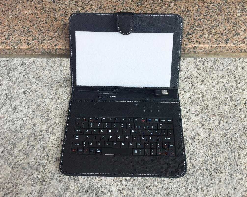 Capa ajustável com teclado para Tablet - Universal- 7" a 9" (Polegadas