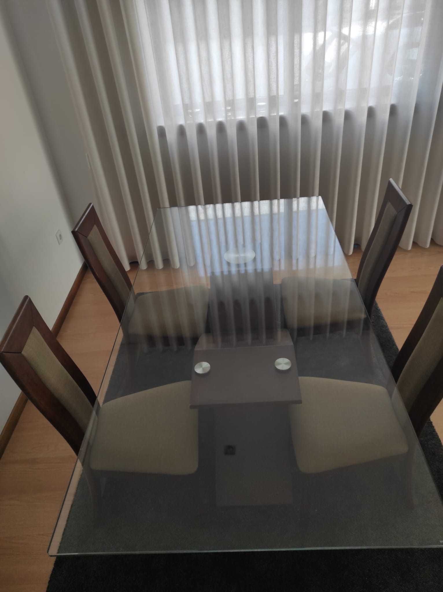 Mesa e cadeiras de jantar