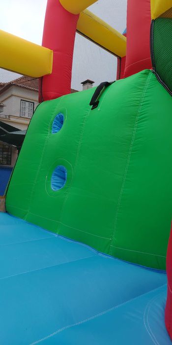 Castelo Insuflável com Escorrega e Trampolim – Diversão Garantida!