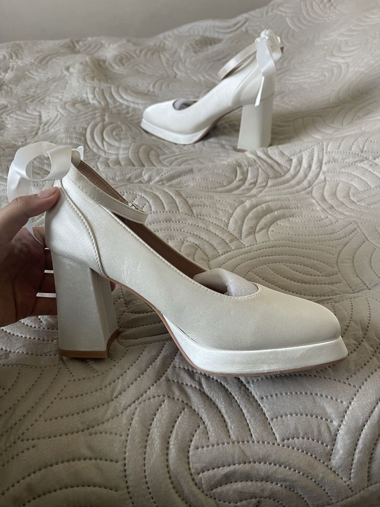 Buty ślubne z kokardką