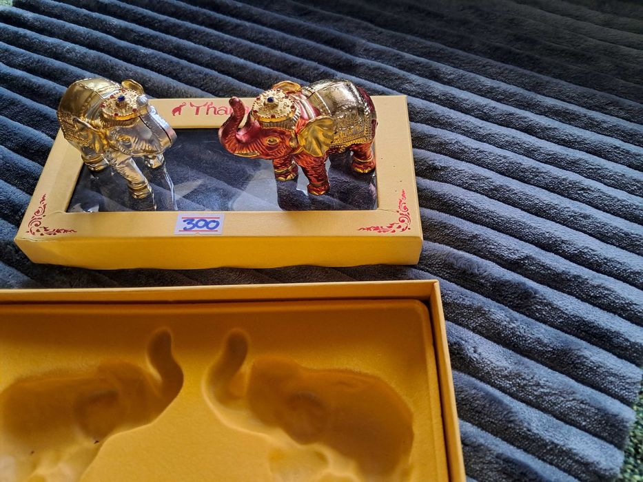 Dwa metalowe słonie pamiątka z Tajlandii