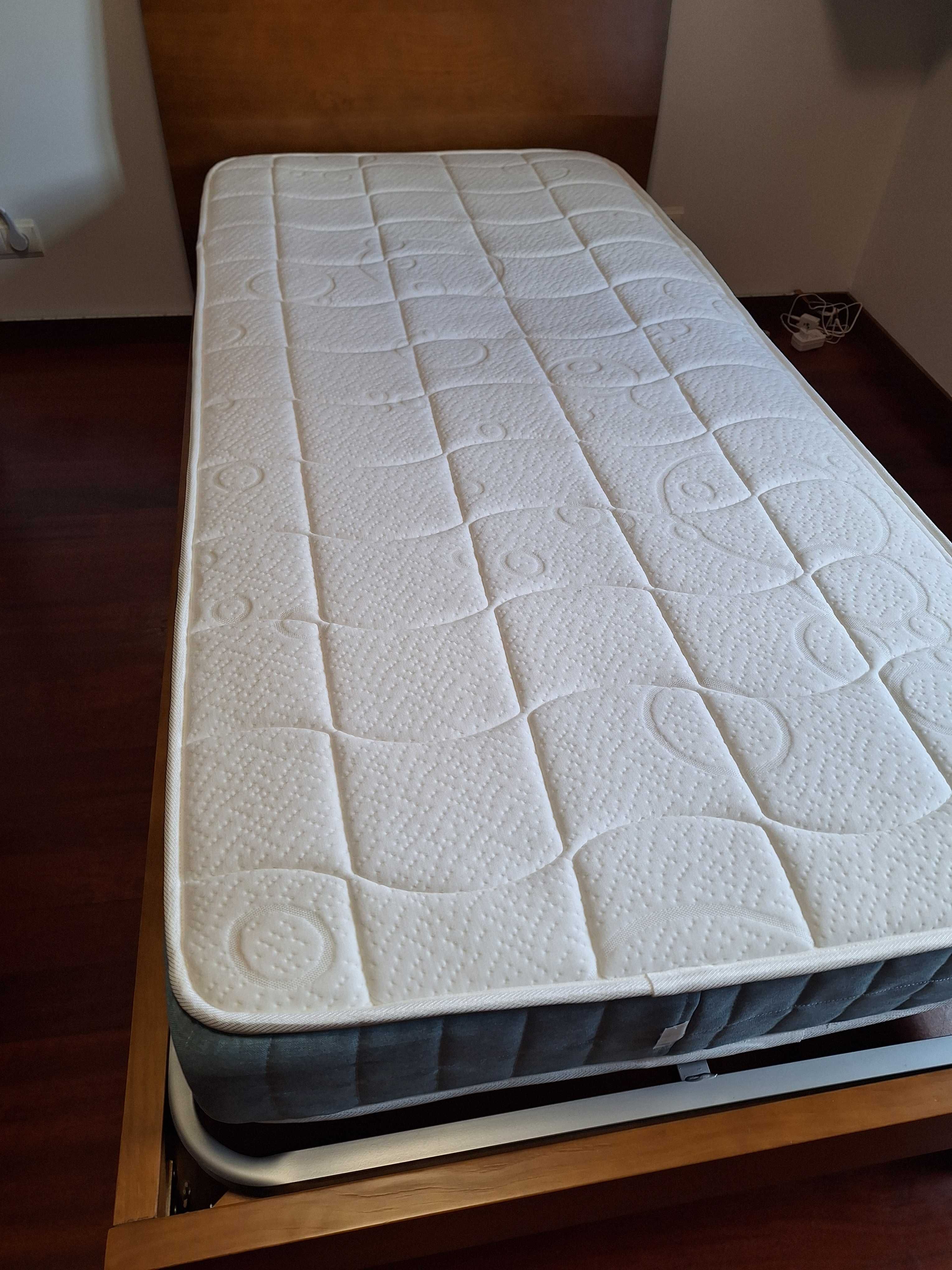 cama de solteiro, roupeiro com espelho e mesa de cabeceira