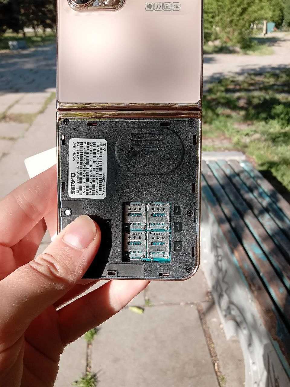 Мобільний розклодний телефон на 4 сімки