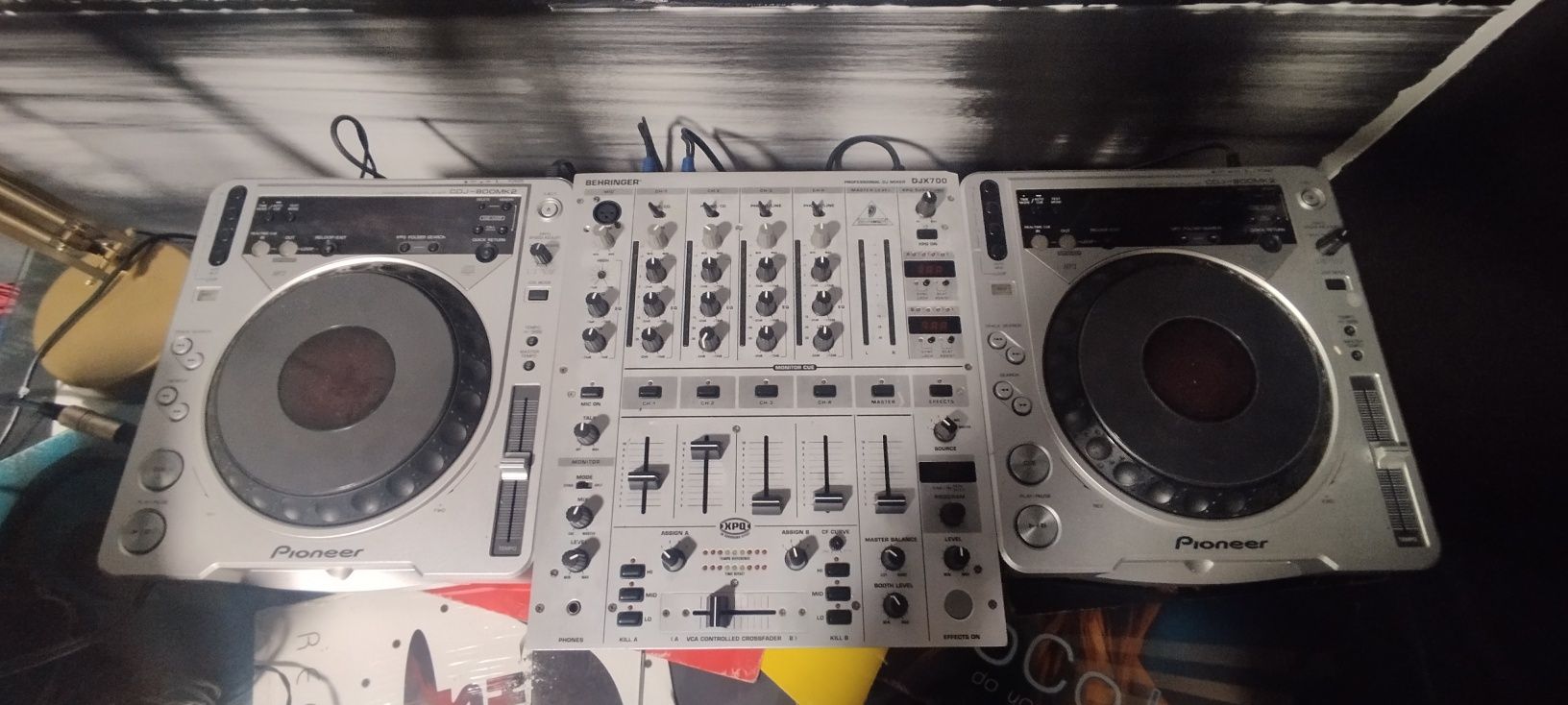 DJ  Pioneer 2 CDJ e mesa de mistura