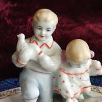 Figurka porcelanowa ZHK Połonne Dzieci z gołębiami vintage