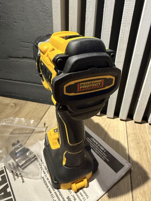 Шуруповерт Dewalt DCD806 "Anti-rotation"