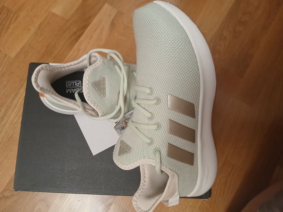 Кросівки жіночі фірми adidas