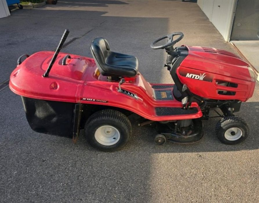 Traktorek ogrodowy MTD