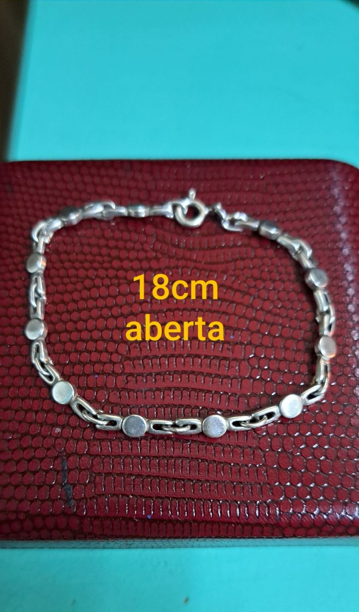 Pulseiras em prata contrastada.
