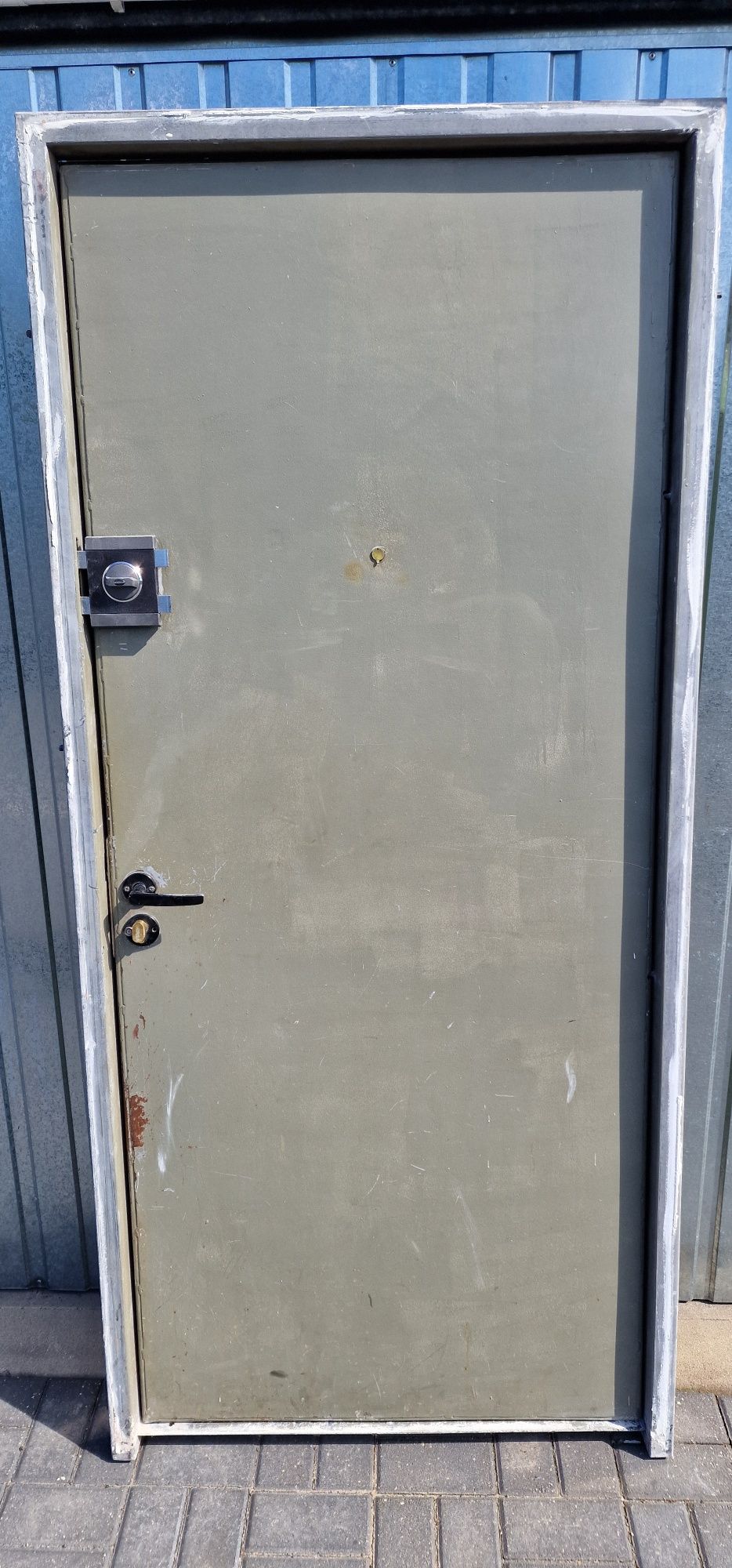 Solidne drzwi stalowe z demontazu z ościeżnicą i 2 zamkami z kluczami
