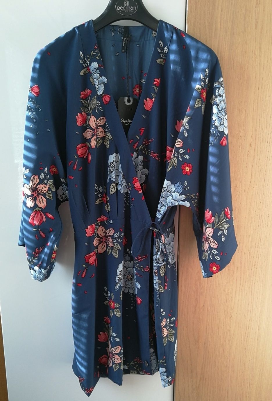 Sukienka Pepe Jeans kimono Ainoa rozmiar M