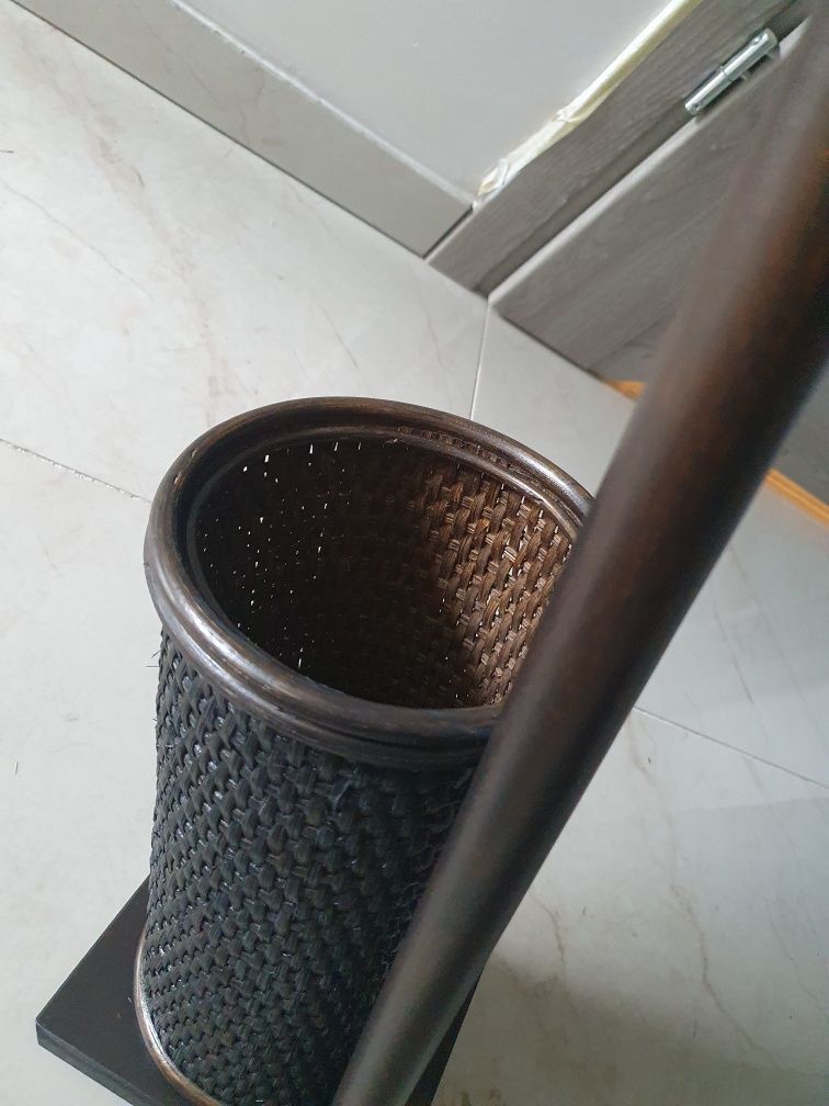 Stojak na papier toaletowy drewniano rattanowy
