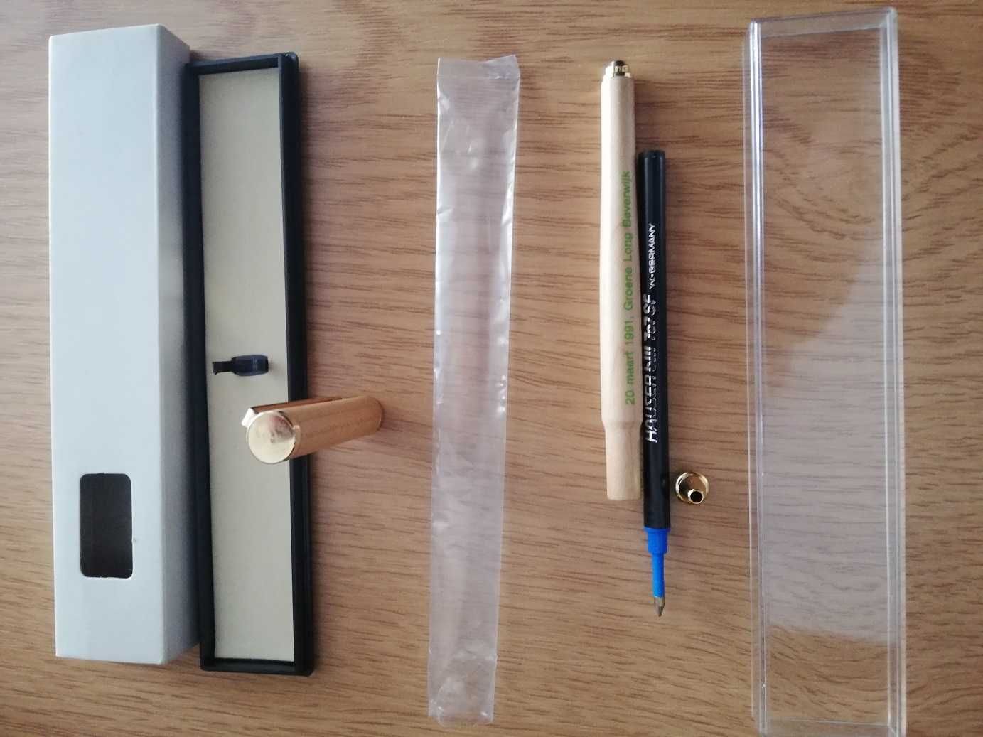 Ekskluzywny długopis z drewna i ze złotymi wykończeniami