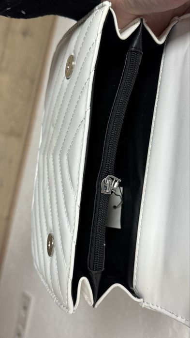 Продам гарну жіночу сумку білу на ланцюжку, вмістка , дешево
