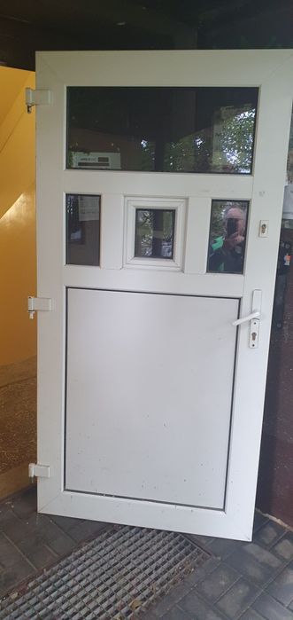 Drzwi zewnętrzne PCV z oknem białe