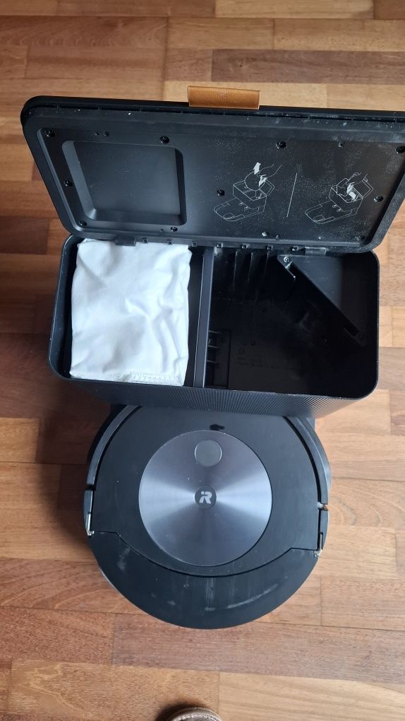 iRobot Roomba j7+ Combo z funkcją mopowania i stacją CleanBase