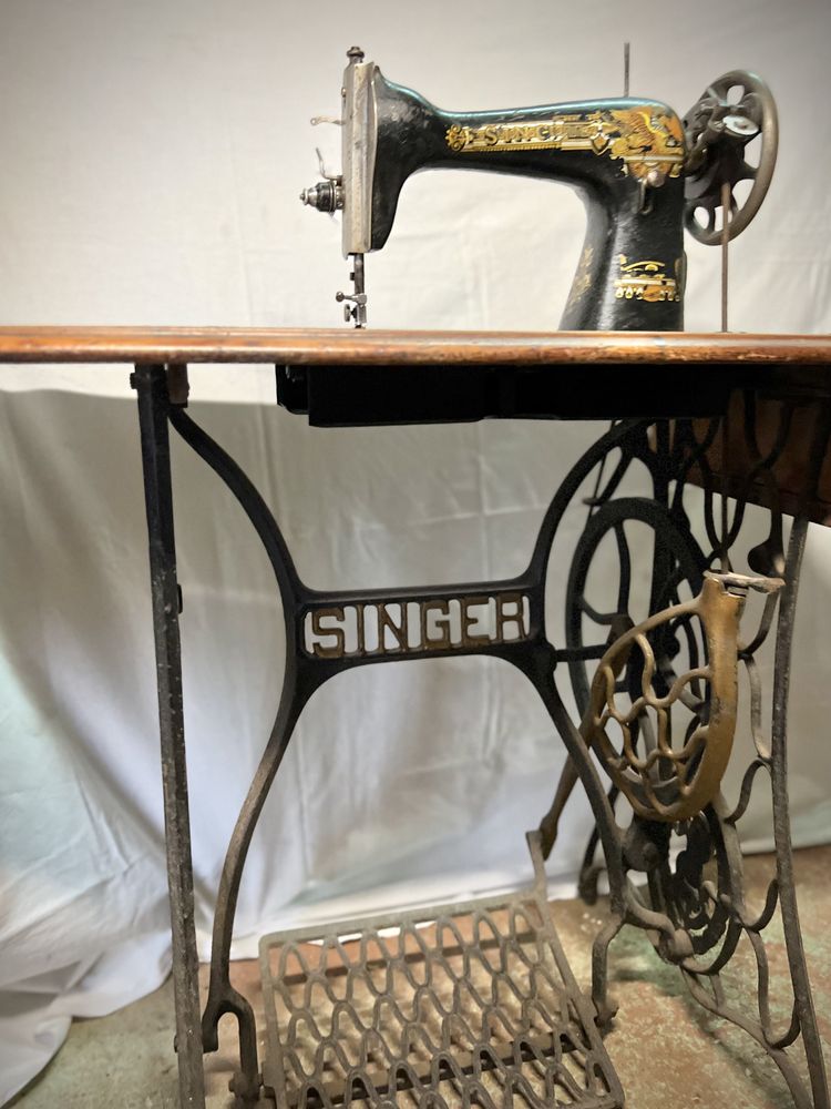 Maquina de Costura SINGER c/ pé em Ferro