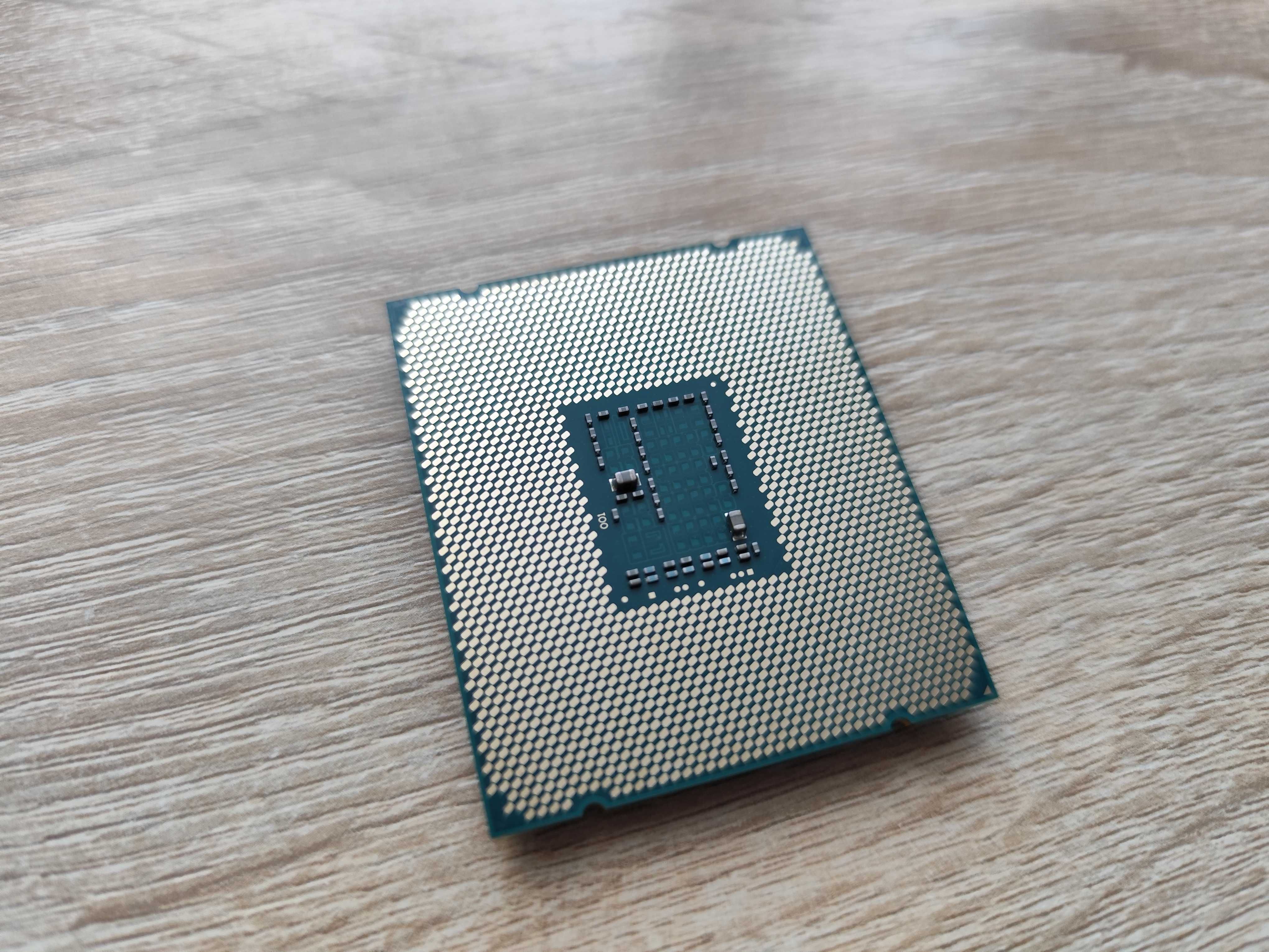 Intel Xeon E5 - 2678 v3