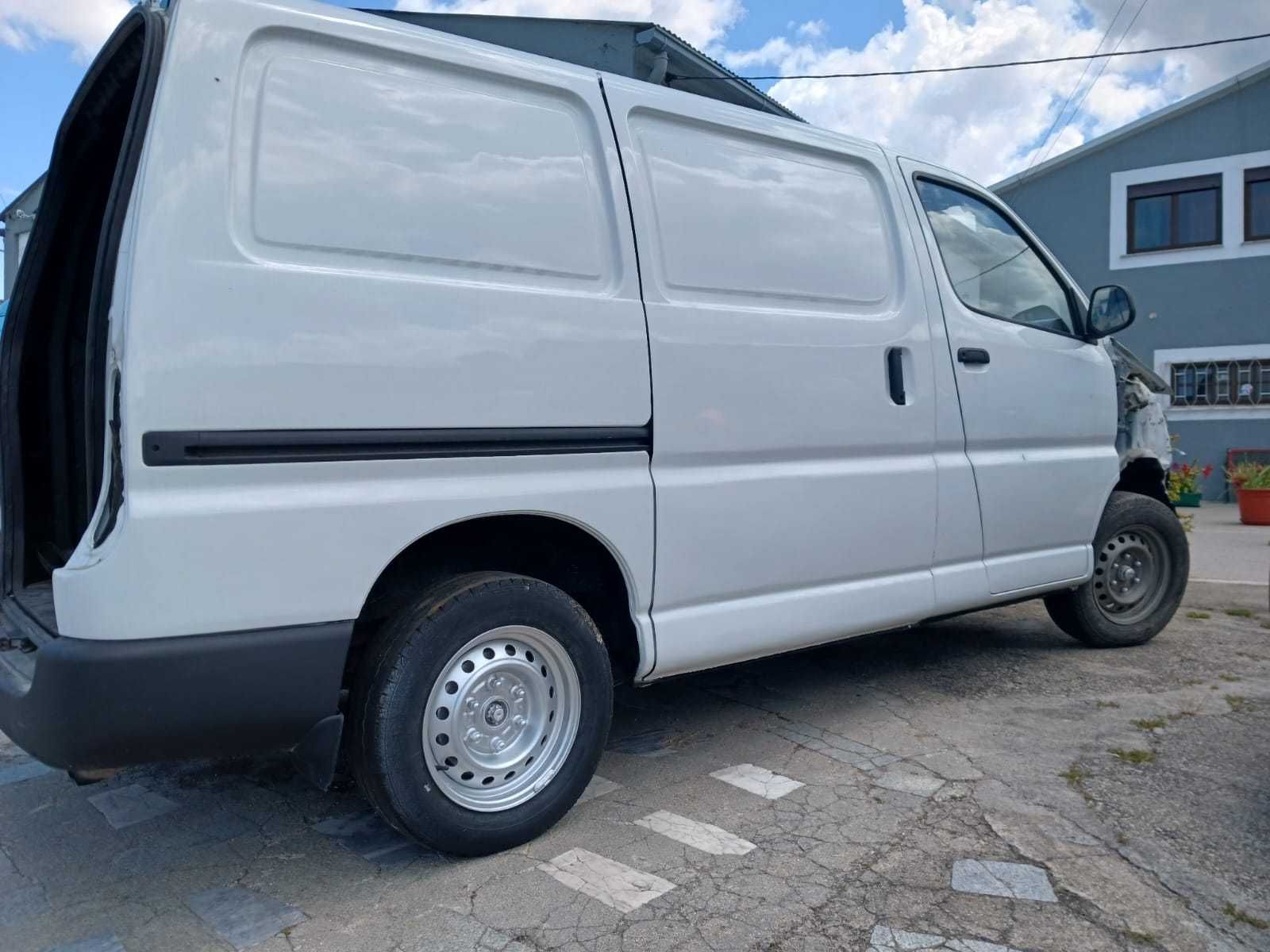 Toyota Hiace a peças (sem motor)