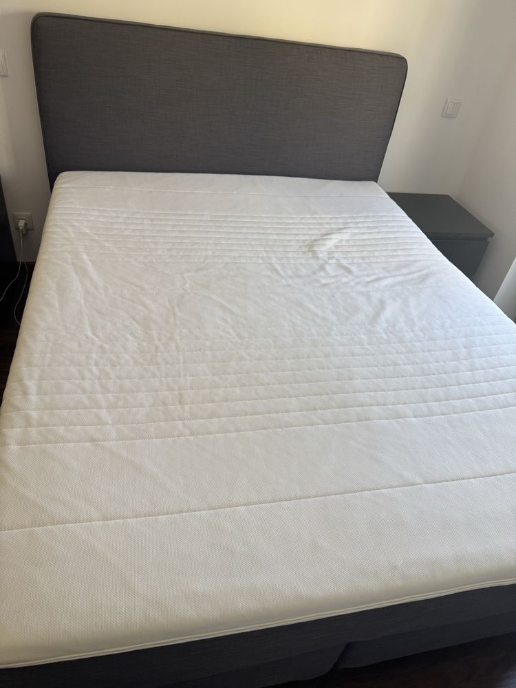 Cama casal ekea com 2 bancas em ótimo estado
