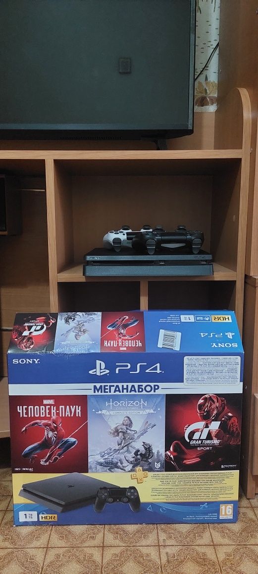 Продам SONY PS4  1TB