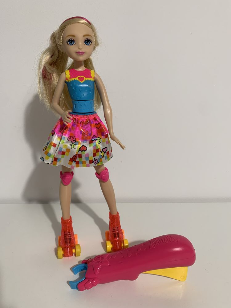Lalka Barbie na wrotkach w świecie gier
