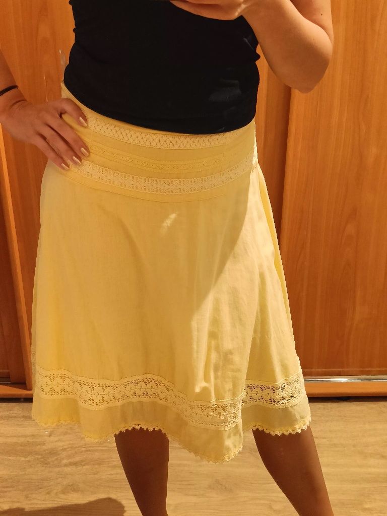 Żółta spódnica z koronką