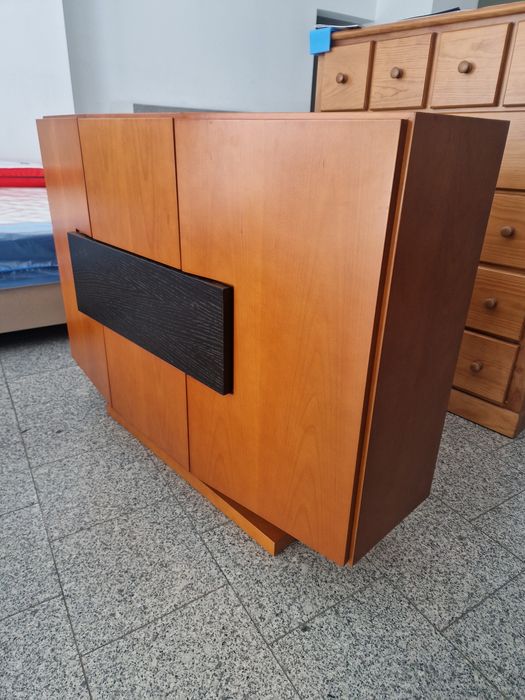 Aparador com portas e uma gaveta em muito bom estado.