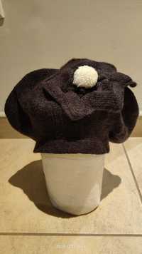 Wełniany beret ozdobiony kwiatem