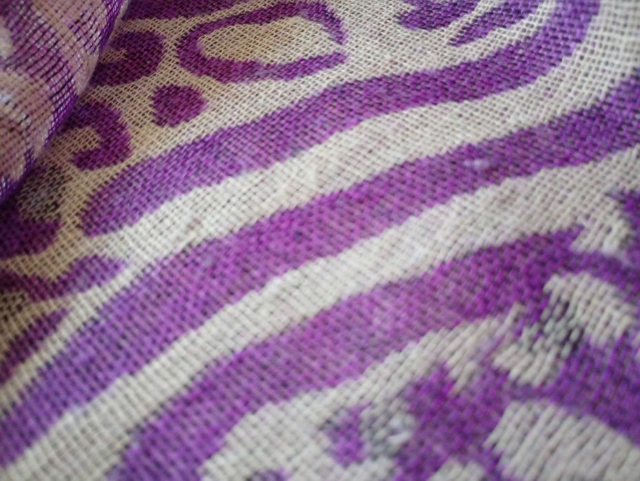 Fioletowy szal z frędzlami