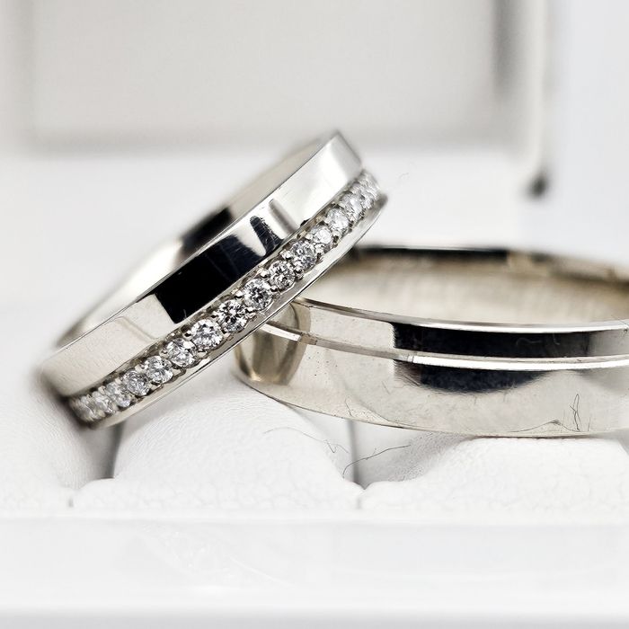 Obrączka złota z diamentami VS pasek diamentów, rząd diamentów 750