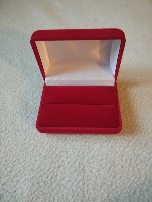 Aksamitne ozdobne pudełko na biżuterię