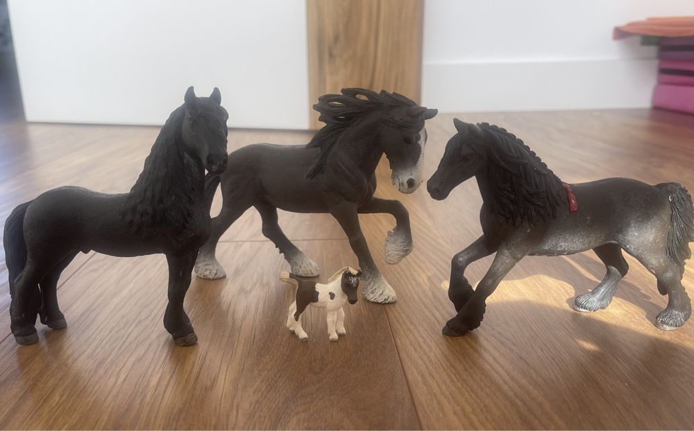 Figurki koni Schleich