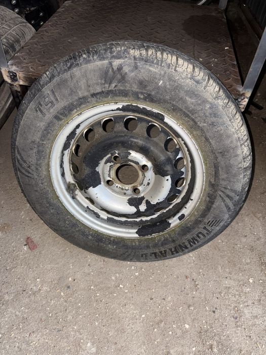 Dwie wzmacniane opony do przyczepki