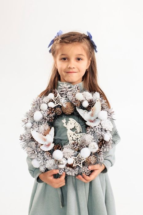 Вінок на двері . яскравий новорічний декор ручної роботи