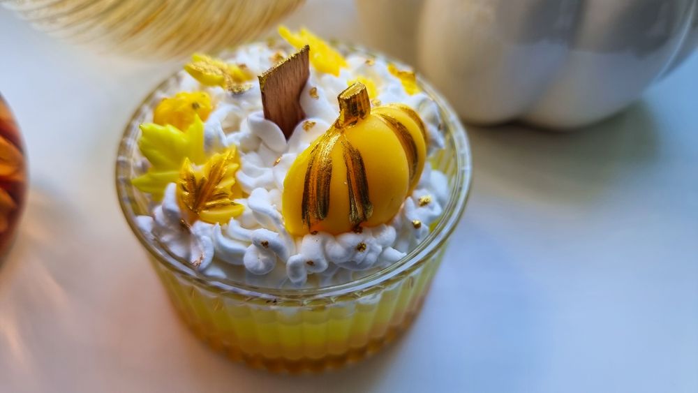 Świeca sojowa pachnąca z dynią i listkami