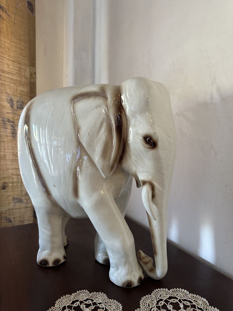 Elefante Branco em Porcelana